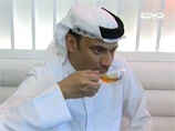 В Дубае модное кафе Art Cafe Mocca предлагает своим посетителям золотой чай, в котором заварка покрыта тончайшим слоем 22-каратного золота (91,67% чистого золота)