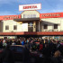 Толпа перед торговым центром в Бирюлево Фото: Даниил Туровский /