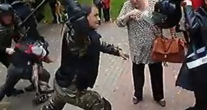 											Кадр видео разгона митинга в Нижнем Новгороде, размещенного пользователем EvrydikaBessmertnaya на канале Youtube.com										