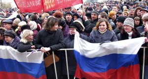 Этой фотографии 11 лет. 31 октября 2003 организовано преступной группировки «Люкс» впервые согнало людей с российскими флагами на площадь перед Донецкой облгосадминистрацией