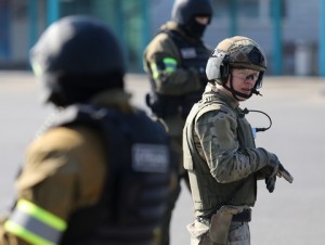KALININGRAD, RUSSIA. MARCH 18, 2015. Russia's Interior Ministry and Emergency Ministry officers take part in an anti-terrorism drill in Kaliningrad. Vitaly Nevar/TASS Ðîññèÿ. Êàëèíèíãðàä. 18 ìàðòà. Âî âðåìÿ àíòèòåððîðèñòè÷åñêèõ ó÷åíèé ñðåäè ñîòðóäíèêîâ óïðàâëåíèé ÌÂÄ è Ì×Ñ ÐÔ íà Þæíîì àâòîâîêçàëå. Âèòàëèé Íåâàð/ÒÀÑÑ