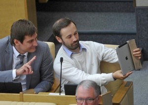 MOSCOW, RUSSIA. SEPTEMBER 14, 2012. Russian MPs Dmitry Gudkov and Ilya Ponomarev attend a plenary session of the Russian State Duma where Dmitry's father, MP Gennady Gudkov was ejected over claims he violated laws restricting MPs business activities. (Photo ITAR-TASS / Stanislav Krasilnikov) Ðîññèÿ. Ìîñêâà. 14 ñåíòÿáðÿ. ×ëåí êîìèòåòà ÃÄ ïî êîíñòèòóöèîííîìó çàêîíîäàòåëüñòâó è ãîñóäàðñòâåííîìó ñòðîèòåëüñòâó Äìèòðèé Ãóäêîâ è äåïóòàò îò ïàðòèè "Ñïðàâåäëèâàÿ Ðîññèÿ" Èëüÿ Ïîíîìàðåâ (ñëåâà íàïðàâî) íà ïëåíàðíîì çàñåäàíèè Ãîñäóìû ÐÔ. Ôîòî ÈÒÀÐ-ÒÀÑÑ/ Ñòàíèñëàâ Êðàñèëüíèêîâ