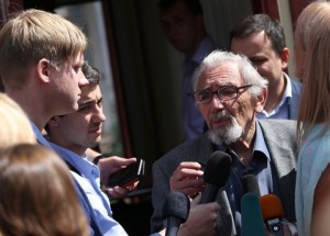 MOSCOW, RUSSIA. AUGUST 6, 2015. Boris Khodorkovsky (R), the father of former Yukos CEO Mikhail Khodorkovsky, talks to journalists outside the offices of the Russian Investigative Committee (SK) after being questioned in connection to the Nefteyugansk mayor Vladimir Petukhov murder case. Petukhov was shot dead in 1998. Sergei Bobylev/TASS Ðîññèÿ. Ìîñêâà. 6 àâãóñòà 2015. Îòåö ýêñ-ãëàâû ÞÊÎÑà Ì.Õîäîðêîâñêîãî Áîðèñ Õîäîðêîâñêèé ó Ñëåäñòâåííîãî êîìèòåòà, ïîñëå äîïðîñà ïî äåëó îá óáèéñòâå â 1998 ãîäó ìýðà Íåôòåþãàíñêà Â.Ïåòóõîâà. Ñåðãåé Áîáûëåâ/ÒÀÑÑ