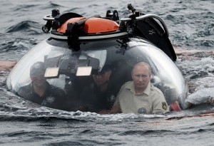 SEVASTOPOL, RUSSIA. AUGUST 18, 2015. Russia's President Vladimir Putin (R) dives to the bottom of the Black Sea aboard a C-Explorer submersible. Alexei Nikolsky/Russian Presidential Press and Information Office/TASS Ðîññèÿ. Ñåâàñòîïîëü. 18 àâãóñòà 2015. Ïðåçèäåíò ÐÔ Âëàäèìèð Ïóòèí (ñïðàâà) âî âðåìÿ ïîãðóæåíèÿ íà ñïóñêàåìîì àïïàðàòå "Ñè-Ýêñïëîðåð" íà äíî ×åðíîãî ìîðÿ ó áåðåãîâ Êðûìà. Â.Ïóòèí ïðèíÿë ó÷àñòèå â çàêëþ÷èòåëüíîì ýòàïå ýêñïåäèöèè Ðóññêîãî ãåîãðàôè÷åñêîãî îáùåñòâà ïî îáñëåäîâàíèþ àíòè÷íûõ êîðàáëåé, çàòîíóâøèõ â ðàéîíå Ñåâàñòîïîëÿ. Àëåêñåé Íèêîëüñêèé/ïðåññ-ñëóæáà ïðåçèäåíòà ÐÔ/ÒÀÑÑ