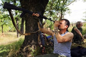 DONETSK REGION, UKRAINE. JULY 1, 2015. A Donetsk People's Republic (DPR) army serviceman clearing a rifle at a guard post near the town of Marinka, Donetsk Region. Mikhail Sokolov/TASS ”Í‡ËÌ‡. ƒÓÌÂˆÍ‡ˇ Ó·Î‡ÒÚ¸. 1 Ë˛Îˇ 2015. ¬ÓÂÌÌÓÒÎÛÊ‡˘ËÈ ‡ÏËË ƒÕ– ˜ËÒÚËÚ ÓÛÊËÂ Ì‡ ÔÓÒÚÛ ÔÓ‰ Ã‡¸ËÌÍÓÈ. ÃËı‡ËÎ —ÓÍÓÎÓ‚/“¿——