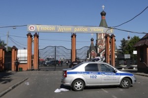 MOSCOW, RUSSIA. MAY 14, 2016. A police car at the entrance to the Khovanskoye cemetery in southwest Moscow where two people were killed in a mass brawl. Up to 200 people took part in the fight. Mikhail Japaridze/TASS Ðîññèÿ. Ìîñêâà. 14 ìàÿ 2016. Ïîëèöèÿ ó âõîäà íà Õîâàíñêîå êëàäáèùå, ãäå â ðåçóëüòàòå ìàññîâîé äðàêè ñî ñòðåëüáîé ïîãèáëè ëþäè. Â êîíôëèêòå ó÷àñòâîâàëè îêîëî 200 ÷åëîâåê, êîòîðûå íå ïîäåëèëè òåððèòîðèþ îáñëóæèâàíèÿ. Ìèõàèë Äæàïàðèäçå/ÒÀÑÑ