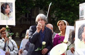 French philosopher Andre Glucksmann speaks during a demonstration on July 17, 2009 in Paris to denounce the murder of Russian human rights activist Natalia Estemirova. Estemirova, 50, was abducted outside her home in the troubled Russian province of Chechnya on July 15, 2009 and her body was found with gunshot wounds to the head and chest later the same day in the neighboring region of Ingushetia. AFP PHOTO BENJAMIN GAVAUDO